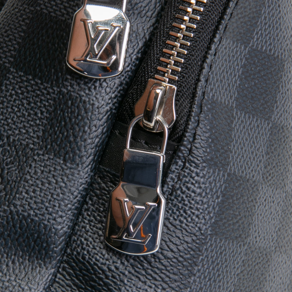 LOUIS VUITTON Avenue Slingbag - Damier Graphite